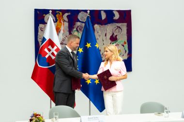 Ministri zdravotníctva a kultúry Kamil Šaško a Martina Šimkovičová podpísali memorandum o spolupráci na podporu darcovstva krvi Ministri zdravotníctva a kultúry Kamil Šaško a Martina Šimkovičová podpísali memorandum o spolupráci na podporu darcovstva krvi